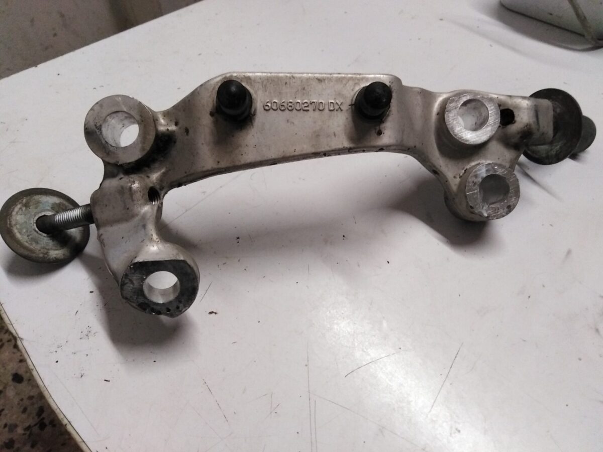 supporto braccetti superiori anteriori dx per lancia thesis 373442566077 2 supporto braccetti superiori anteriori dx per lancia thesis