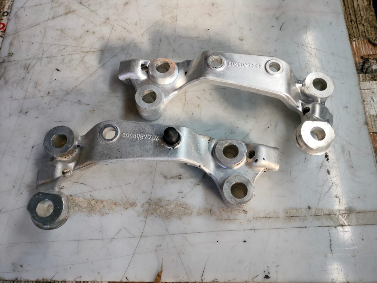 supporti braccio oscillante anteriore dxsx per lancia thesis 388039222039 2 supporti braccio oscillante anteriore dx/sx per lancia thesis